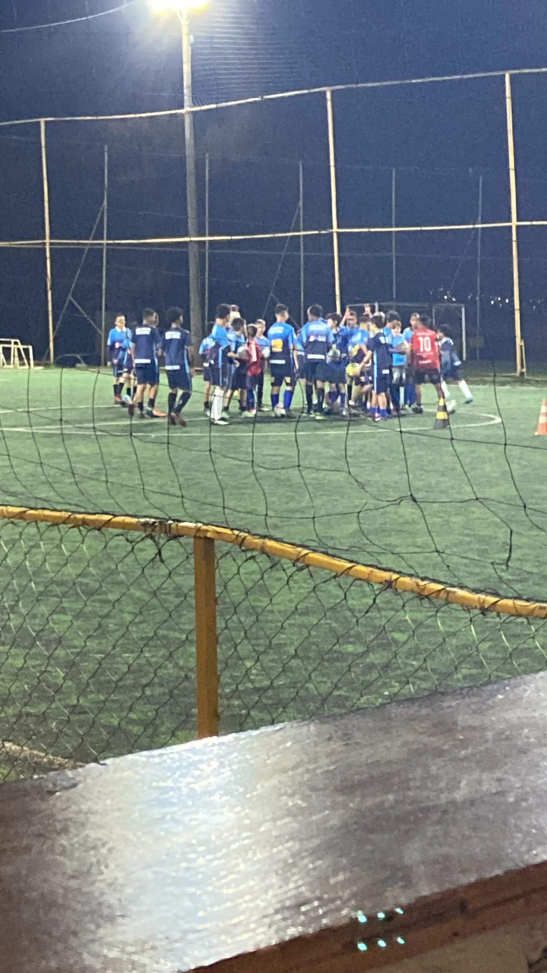 Vista noturna do campo Arte Bola